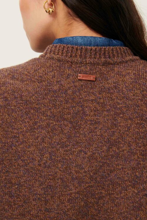 Détail arrière pull sans manches pour femme tricoté en laine mérinos. 100% laine mérinos certifiée RWS. Référence FABINIO Agate Brown Sessùn. marron chiné violet