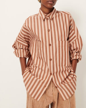 Chemise large à rayures pour femme à poches plaquées en popeline de coton bicolores, tissée en Italie, exclusivité Sessùn. 100% coton biologique certifié GOTS. Référence FONTANIA Toffee Blush Sessùn. rose poudrée terracotta