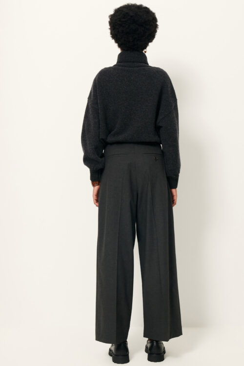 détail dos Pantalon droit à plis extensible, style tailleur, . Dos élastiqué. 62% Polyester , 32% Viscose d'origine durable, 6% Elasthanne. reference sessun hojiki graffit gris anthracite gris foncé