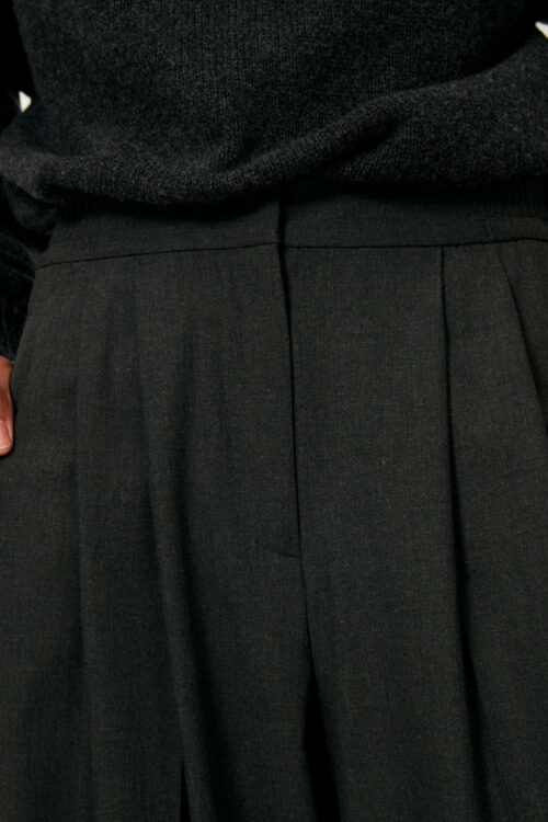 détail ceinture Pantalon droit à plis extensible, style tailleur, tissé en Bulgarie. Dos élastiqué. 62% Polyester recyclé certifié GRS, 32% Viscose d'origine durable, 6% Elasthanne. reference sessun hojiki graffit gris anthracite gris foncé