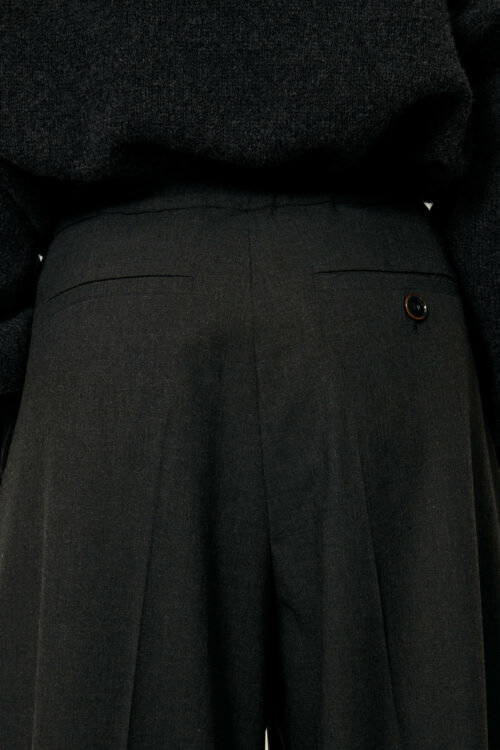 poches Pantalon droit à plis sous ceinture en chambray fluide légèrement extensible, style tailleur, tissé en Bulgarie. Dos élastiqué. 62% Polyester recyclé certifié GRS, 32% Viscose d'origine durable, 6% Elasthanne. reference sessun hojiki graffit gris anthracite gris foncé
