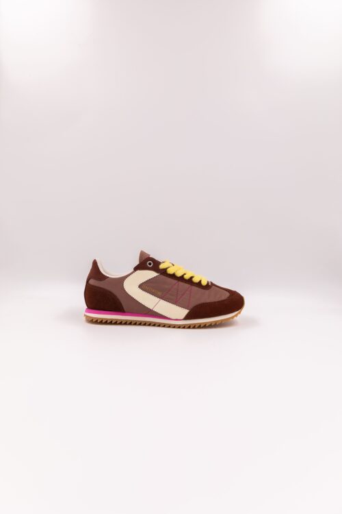 Baskets pour femme associations de cuir et suède. Coloris marron avec semelle rose et détails écrus. 0-105 LILA Baskets Cognac
