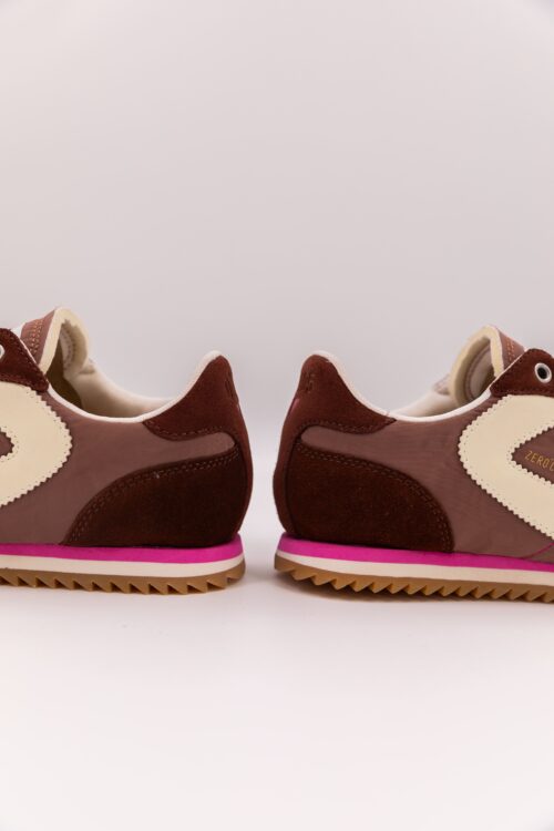 détail semelle. Baskets pour femme. Mélange cuir et suède. Coloris marron rose beige. Fournies avec deux jeux de lacets. 0-105 LILA Baskets Cognac