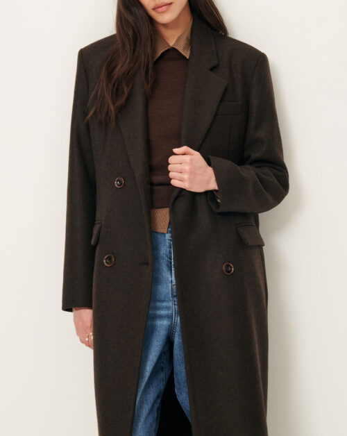 Manteau très long, droit et épaulé avec fermeture à double boutonnage en tissu de laine sergé, tissé en Italie. 65% Laine recyclée certifiée GRS, 32% Polyamide recyclé certifié GRS, 3% Autres fibres, reference sessun nara teck-marron