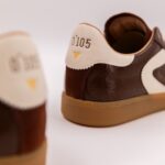 Arrière de la basket. Cuir vernis et suède Marron et écru. 2 paires de lacets pour femme. Détail talon écru. Baskets basses pour femme. Baskets 0-105 NOVA Chocolate Polish