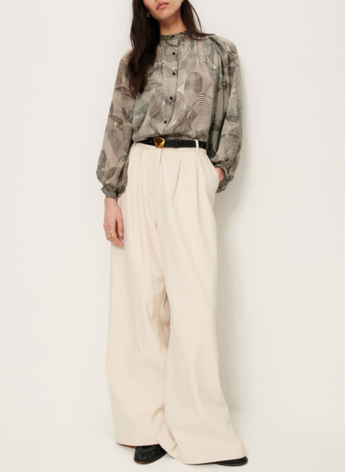 Tenue avec Blouse à manches longues froncées en soie, imprimée en Italie, motif exclusif Sessùn. 100% soie. Référence SALVA Voluta Sessùn.
