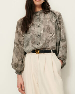 Blouse à manches longues froncées en soie, imprimée en Italie, motif exclusif Sessùn. 100% soie. Référence SALVA Voluta Sessùn.
