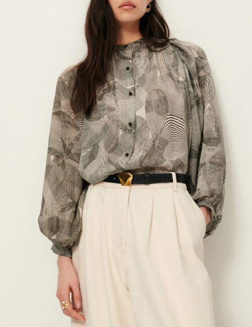 Blouse à manches longues froncées en soie, imprimée en Italie, motif exclusif Sessùn. 100% soie. Référence SALVA Voluta Sessùn.
