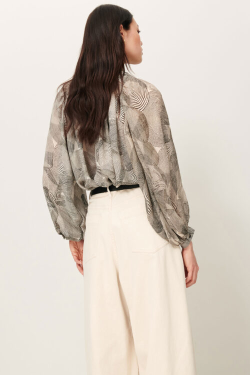 Dos Blouse à manches longues froncées en soie, imprimée en Italie, motif exclusif Sessùn. 100% soie. Référence SALVA Voluta Sessùn.