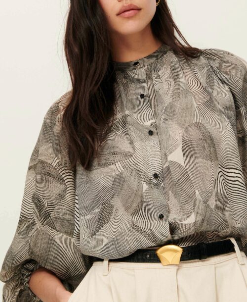 Détail Blouse à manches longues froncées en soie, imprimée en Italie, motif exclusif Sessùn. 100% soie. Référence SALVA Voluta Sessùn.