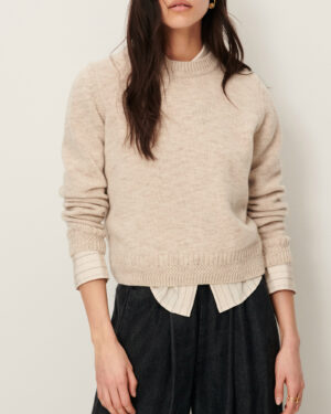 Pull en laine mérinos écru femme. Finitions en côtes et écusson en cuir Sessùn au dos. 100% laine mérinos certifiée RWS. Référence SILTY dark stone Sessùn.