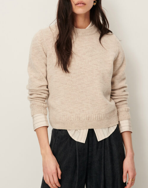 Pull en laine mérinos écru femme. Finitions en côtes et écusson en cuir Sessùn au dos. 100% laine mérinos certifiée RWS. Référence SILTY dark stone Sessùn.