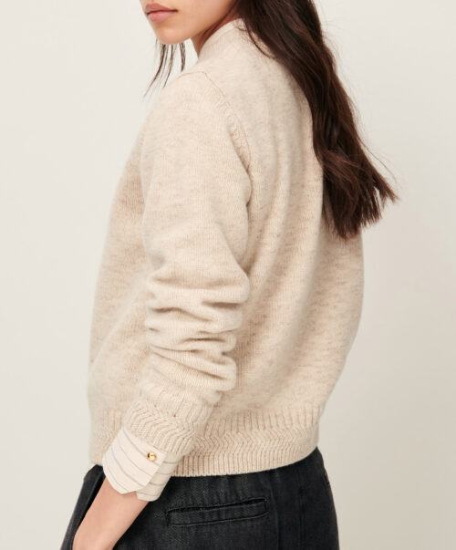 Côté du pull en laine mérinos. Finitions en côtes et écusson en cuir Sessùn au dos. 100% laine mérinos certifiée RWS. Référence SILTY dark stone Sessùn.