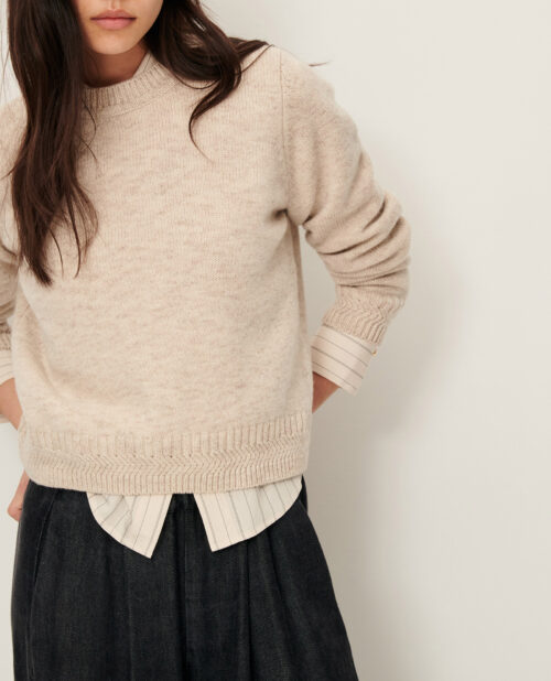 Pull en laine mérinos écru. Finitions en côtes et écusson en cuir Sessùn au dos. 100% laine mérinos certifiée RWS. Référence SILTY dark stone Sessùn.