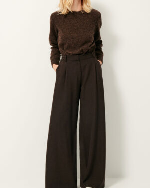 Pull en laine mérinos. Finitions en côtes et écusson en cuir Sessùn au dos. 100% laine mérinos certifiée RWS. Référence SILTY dark stone Sessùn.