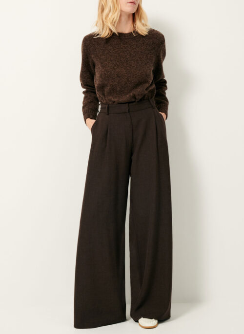 Pull en laine mérinos. Finitions en côtes et écusson en cuir Sessùn au dos. 100% laine mérinos certifiée RWS. Référence SILTY dark stone Sessùn.