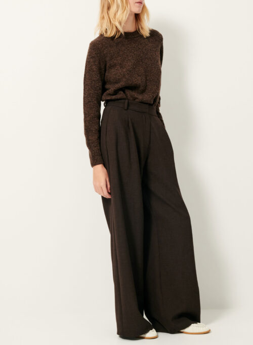 Tenue avec pull en laine mérinos. Finitions en côtes et écusson en cuir Sessùn au dos. 100% laine mérinos certifiée RWS. Référence SILTY dark stone Sessùn.