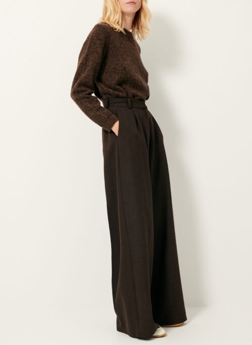 Côté du pull en laine mérinos. Finitions en côtes et écusson en cuir Sessùn au dos. 100% laine mérinos certifiée RWS. Référence SILTY dark stone Sessùn.