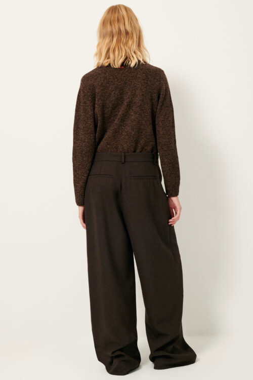 Dos du pull en laine mérinos. Finitions en côtes et écusson en cuir Sessùn au dos. 100% laine mérinos certifiée RWS. Référence SILTY dark stone Sessùn.