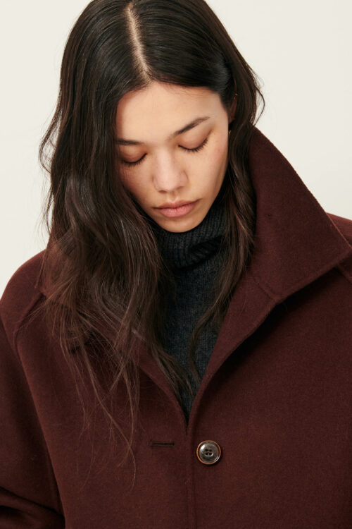 détail col Manteau court en laine finition velours. 80% Laine, 20% Polyamide recyclé certifié GRS. Référence VALLEY NEVADO Espresso Sessùn.
