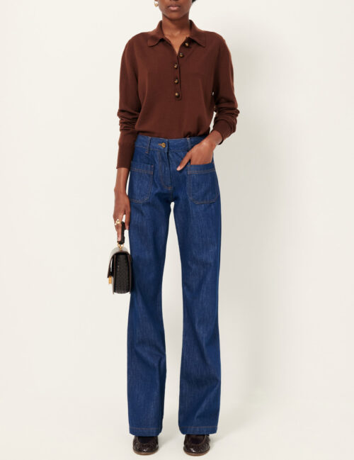 Tenue avec pull polo-spirituel ajusté pour femme en maille fine de mérinos avec boutons ornés de pierres précieuses. 100% laine certifiée RWS. Référence YANAKA Mustang Sessùn.