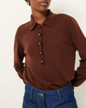 Pull polo-spirituel ajusté pour femme en maille fine de mérinos avec boutons ornés de pierres précieuses. 100% laine certifiée RWS. Référence YANAKA Mustang Sessùn.