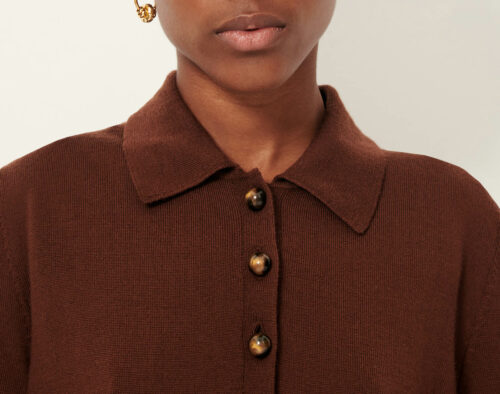 Détail col pull polo-spirituel ajusté pour femme en maille fine de mérinos avec boutons ornés de pierres précieuses. 100% laine certifiée RWS. Référence YANAKA Mustang Sessùn.