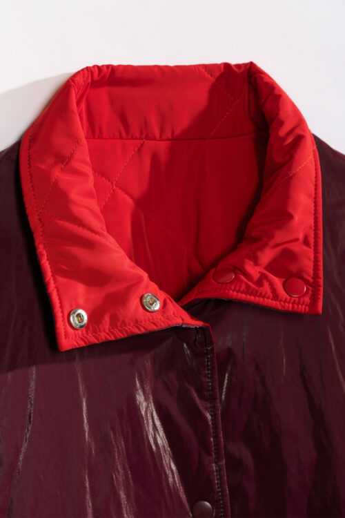 détail col de la veste bordeaux et rouge brillante pour femme de la marque belge cks. cks colde veste femme pad.