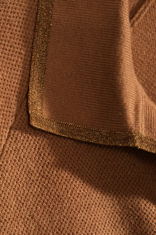 détail col du pull marron à détails paillettes au col pour femme de la marque cks. cks poppins pull femme brm.