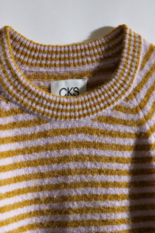 détails col du pull marron pour femme à rayures de la marque cks. cks prelude pull pal.