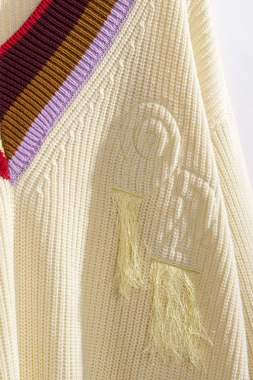 détails du pull écru à manches longues avec détails rayures colorées pour femme de la marque cks. col en v. cks princetor pull femme wtm