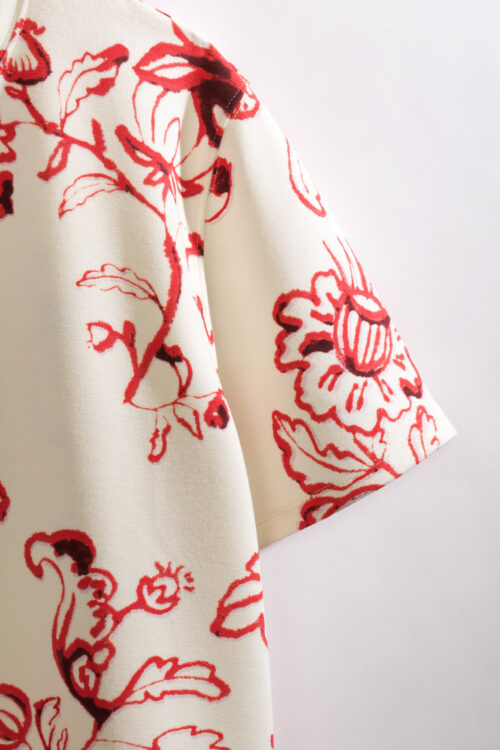 détails fleurs rouges du t-shirt à manches courtes écru pour femme de la marque cks. cks saria t-shirt femme rdf