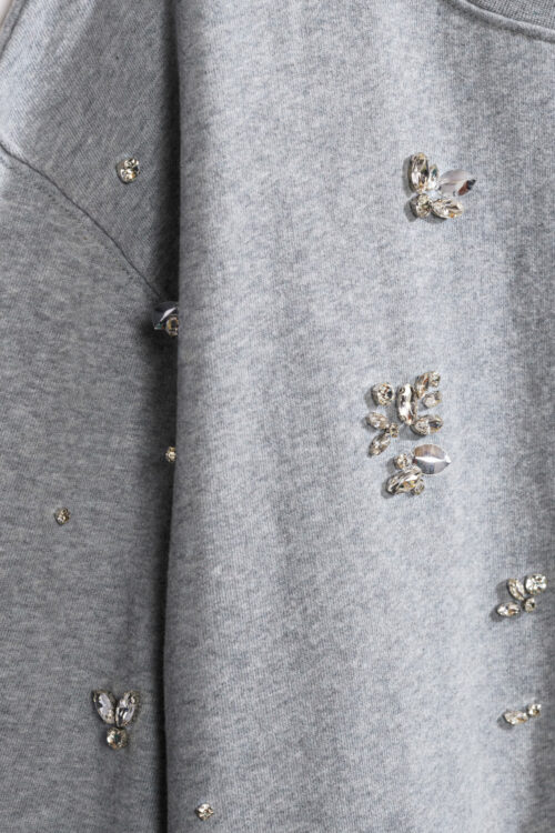 détails bijoux argentés du sweat gris pour femme de la marque belge CKS. CKS swen sweat femme gsl.