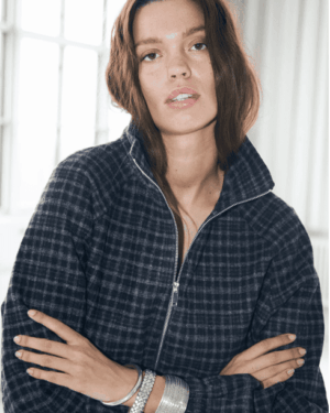 Veste Mae Dark Blue. Veste à carreaux bleu marine et gris.Zippé. Bas de manches élastiqués.70% polyester,30% laine.Doublure 100%polyester