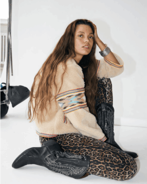 Bombers bouclette beige.Bandeau imprimé ethnique sur les manches.Bas de manches non élastiqué .Mouton.Contour bas de blouson et bas de manches tissus coton multicolors