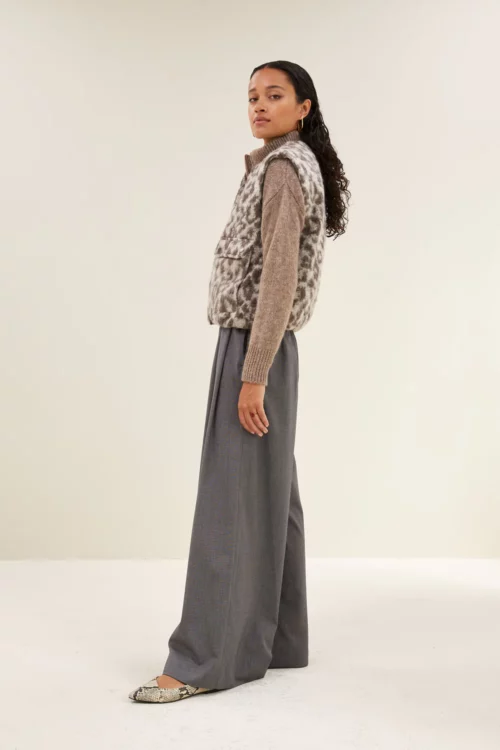 BY-BAR MAGGIE Veste sans Manches Leopard Print – Image 3