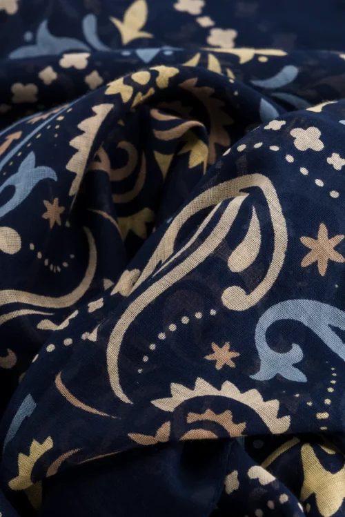 Foulard Faro en coton.100x100 cm. MAISON LECOMTE FLAMENT FARO Foulard Coton. bleu marine. Motifs écru. beige. bleu ciel. jaune