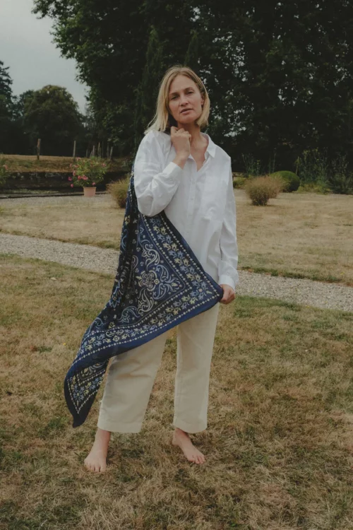 Foulard léger.Faro foulard bandana coton.Fond marine.Motifs pastels.Voile de coton.MAISON LECOMTE FLAMENT FARO Foulard Bandana Coton.