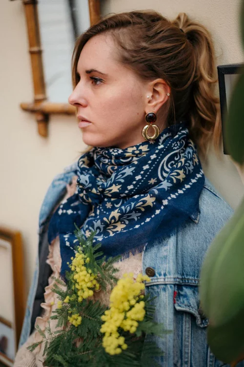 Imprimé ,beige,bleu ciel,fond bleu marine.Navy.MAISON LECOMTE FLAMENT FARO Foulard Laine et Soie.Carré. Bandana.Echarpe.100x100 cm