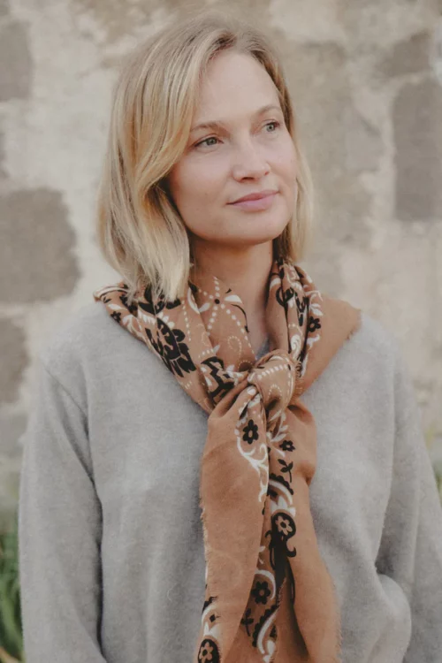 Carré laine et soie .MAISON LECOMTE FLAMENT Foulard Bandana Camel Laine et Soie.imprimés bandana noirs et écrus.Fond camel.Echarpe