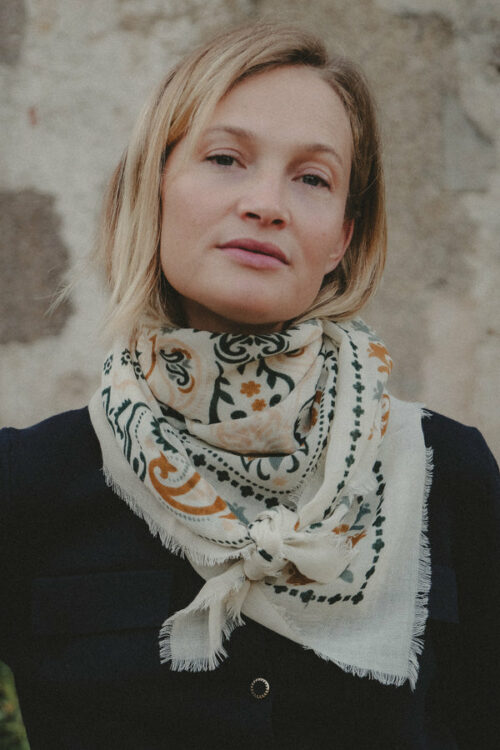 Bandana.Chaud.Léger.Doux.Carré de 100x100 cm.Motifs méditéranéen.Laine et soie.Maison Lecomte Flament foulard laine et soie .Motifs kaki,moutarde.Echarpe.