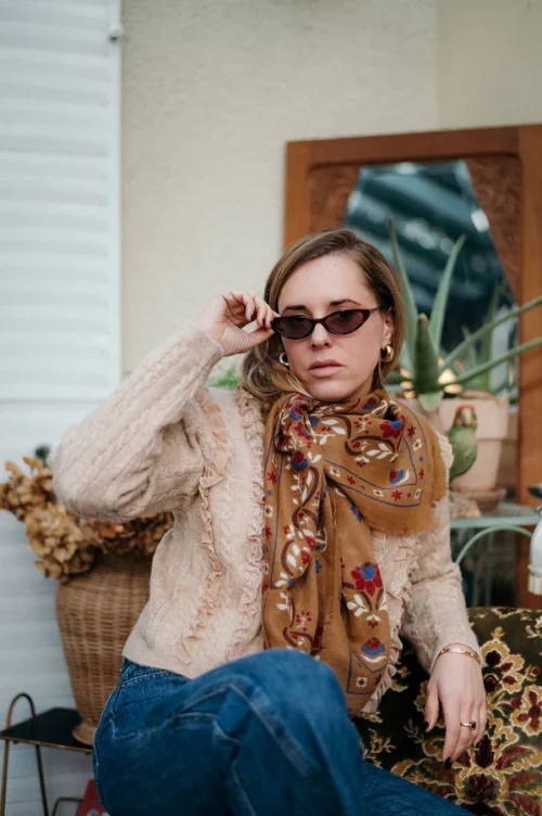 100x100 cm.Carré. Foulard.Bandana.Echarpe.Fleurs rouge,bleues,blanches fond camel.MAISON LECOMTE FLAMENT SECRET GARDEN Foulard Camel Laine et Soie