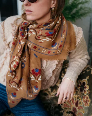Bandana.Echarpe.Motif fleuri.Camel,rouge,bleu,blanc.100x100 cm.Carré.MAISON LECOMTE FLAMENT SECRET GARDEN Foulard Camel Laine et Soie
