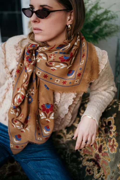 Bandana.Echarpe.Motif fleuri.Camel,rouge,bleu,blanc.100x100 cm.Carré.MAISON LECOMTE FLAMENT SECRET GARDEN Foulard Camel Laine et Soie