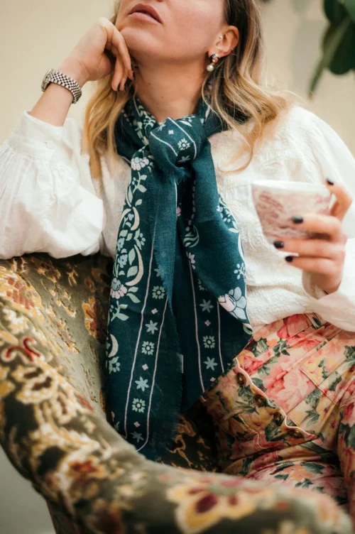 Carré laine et soie.MAISON LECOMTE FLAMENT SECRET GARDEN Foulard Vert Forêt Laine et Soie.Fleurs rose et bleu clair.Echarpe.vert fonçé.Bandana.
