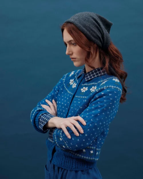 EMILE ET IDA CAMOMILLE Cardigan Jacquard Fleurs Royal – Image 3