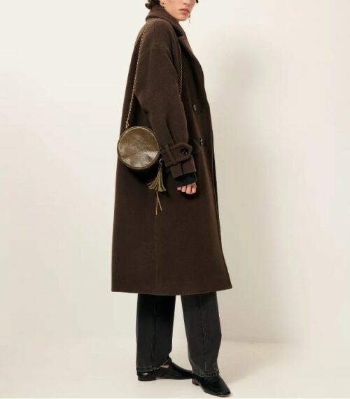 Manteau Sessun. Manteau long. Matières laine et polyamide. Fermeture boutonnée. Emmanchures basses. Revers large. Larges pattes boutonnées. Poches larges. Vu de profil. Vu porté. Double tissage. Sessun Mia Lichen. Le Comptoir.