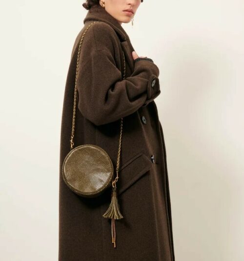 Manteau Sessun. Vu de profil. Vu porté. Emmanchures basses. Pattes boutonnées. Poches larges. Couleur lichen. matières laine et polyamide. Le Comptoir. Sessun Mia Lichen. Fermeture boutonnée. Double tissage. Revers large.