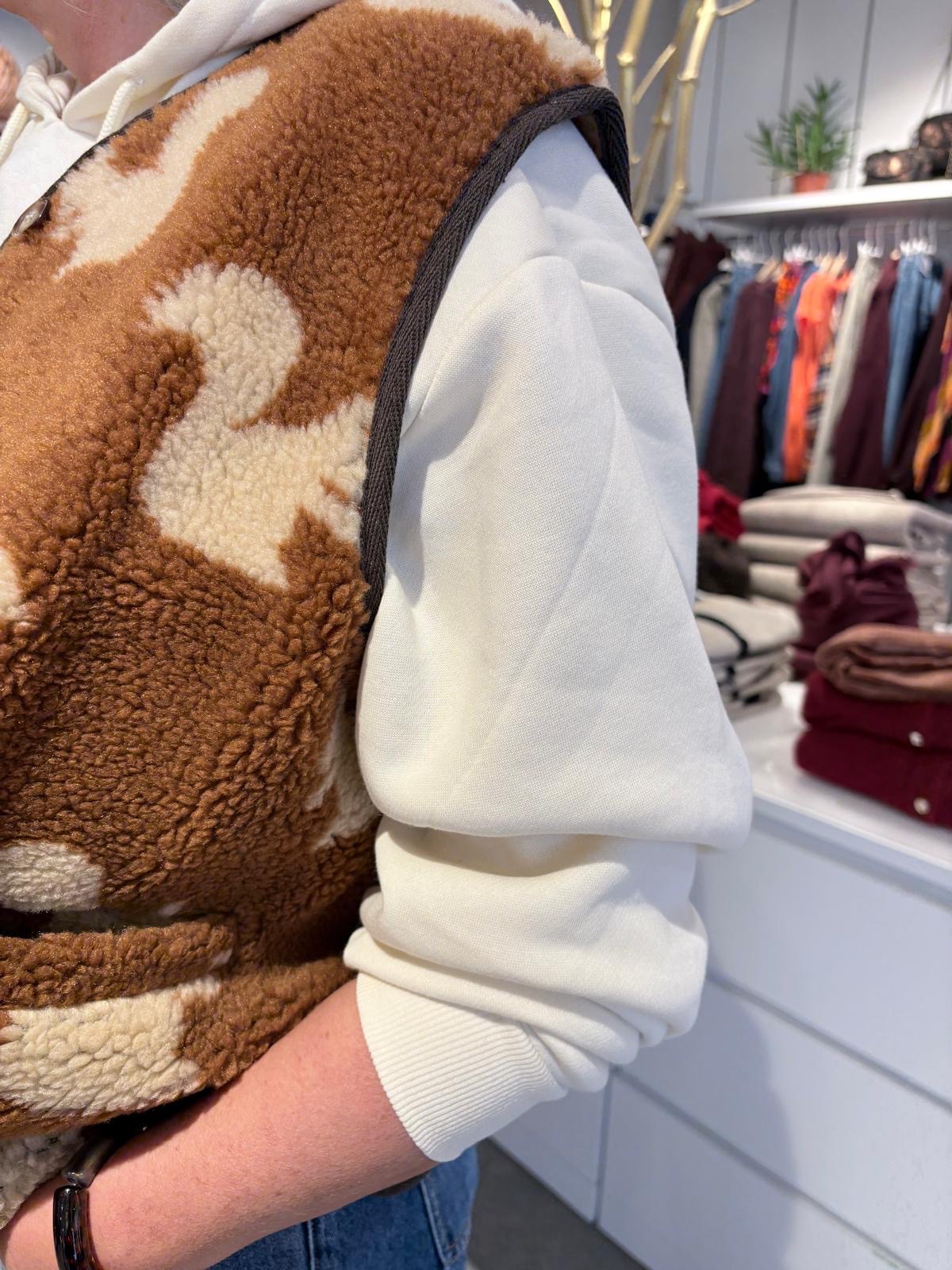 Zoom sur le gilet sherpa Emile & Ida et le sweat à capuche écru Pieces du look cosy femme pour l'automne hiver