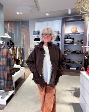 Look automne-hiver femme : manteau marron Sessùn, pull oversize crème Pieces et pantalon large en velours pecan Emile & Ida, silhouette tendance et cosy.